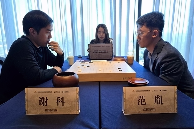 谢(xiè)科(kē)(左(zuǒ))对(duì)阵(zhèn)范(fàn)胤(yìn)。人(rén)民(mín)网(wǎng)记(jì)者(zhě) 胡(hú)雪(xuě)蓉(róng)摄(shè)